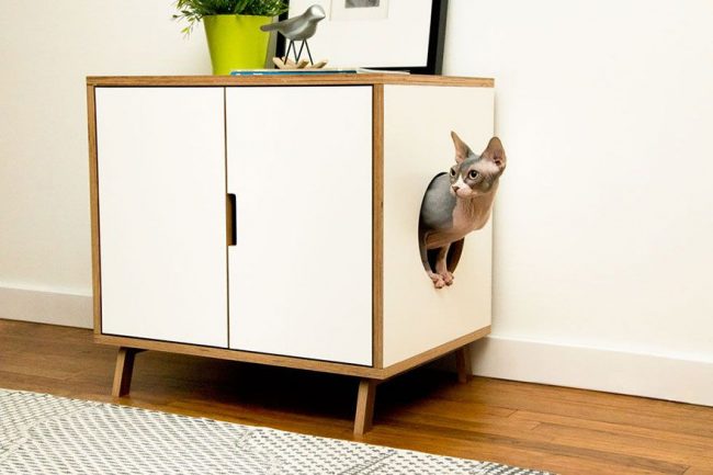 A beautiful bedside table with a built-in cat house will not spoil the appearance of the room