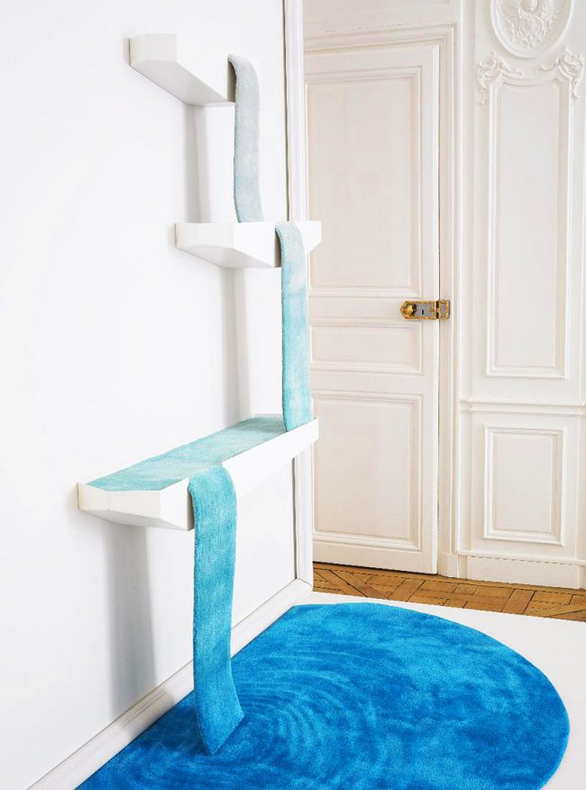 Designer rug for cats in the form of a smoothly falling waterfall