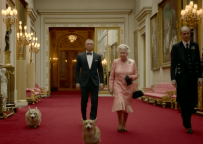 Elizabeth II in the palace with dogs