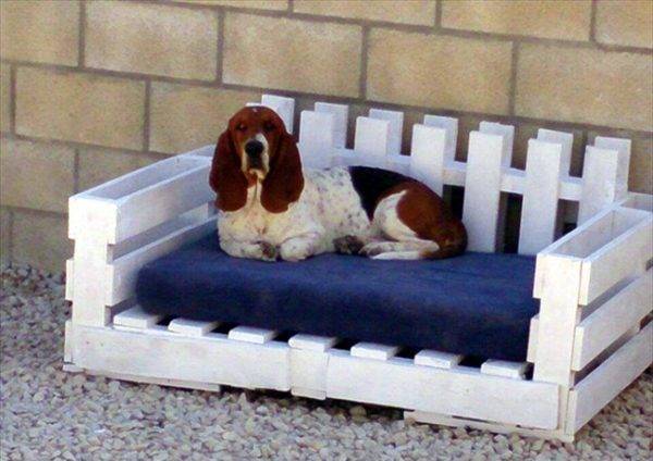Lounger for a dog from pallets