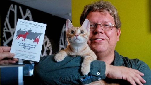 Kimmo Puunen with a kitten